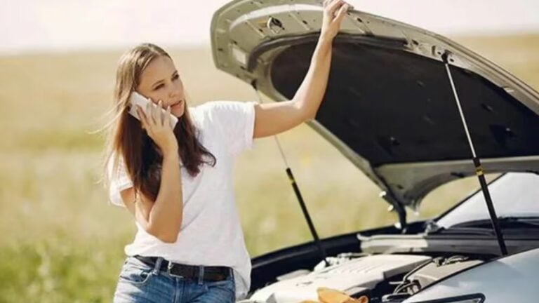 ¿Cómo encender un carro automático cuando se descarga la batería?