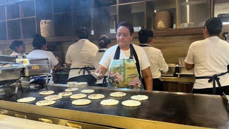 ¡Sensación! Tres pupusas por $1 y café gratis en El Salvador