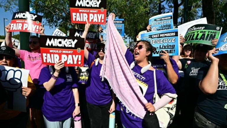 Trabajadores de Disneylandia amenazan con una huelga por salarios