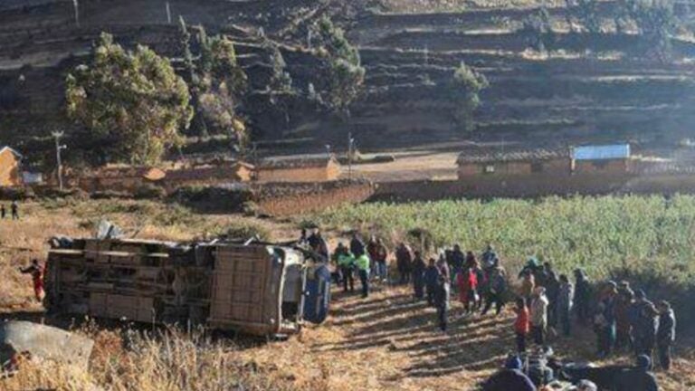 Al menos 9 muertos por caída de autobús a un abismo en los Andes de Perú