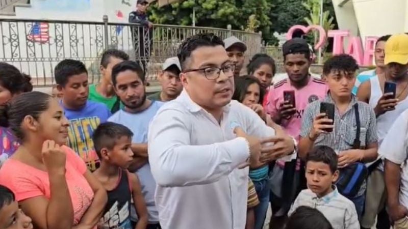 Caravana de migrantes acorralan al cónsul; lo acusan de querer separarlos