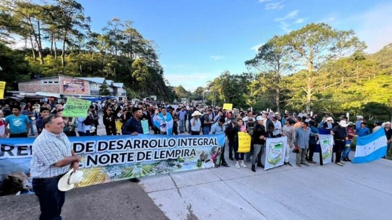 Pobladores de Lempira se toman carretera, exijen pavimentación