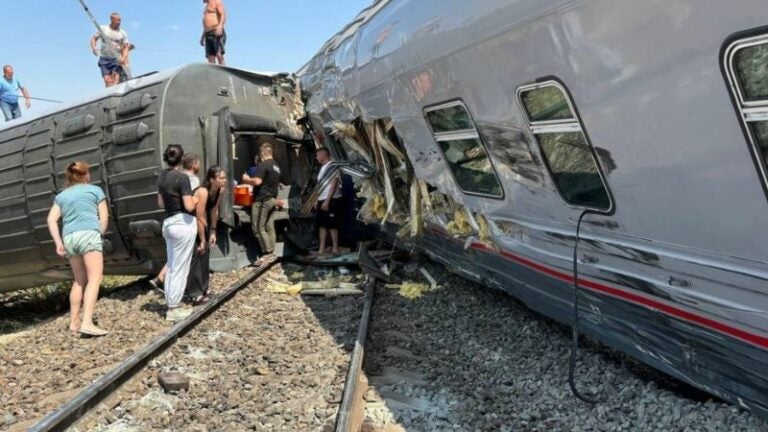 Más de cien heridos en Rusia tras la colisión de un tren y un camión