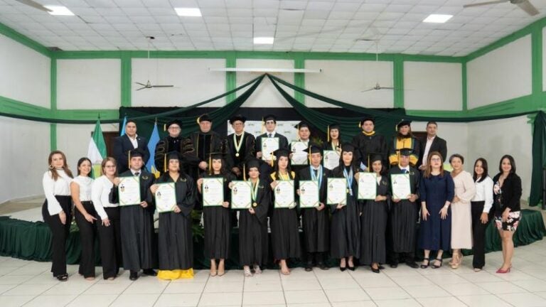 -UTH Choloma celebra graduación de 12 nuevos profesionales