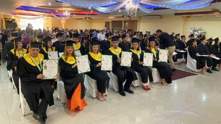 UTH celebra su XXI Ceremonia de Graduación en Santa Bárbara