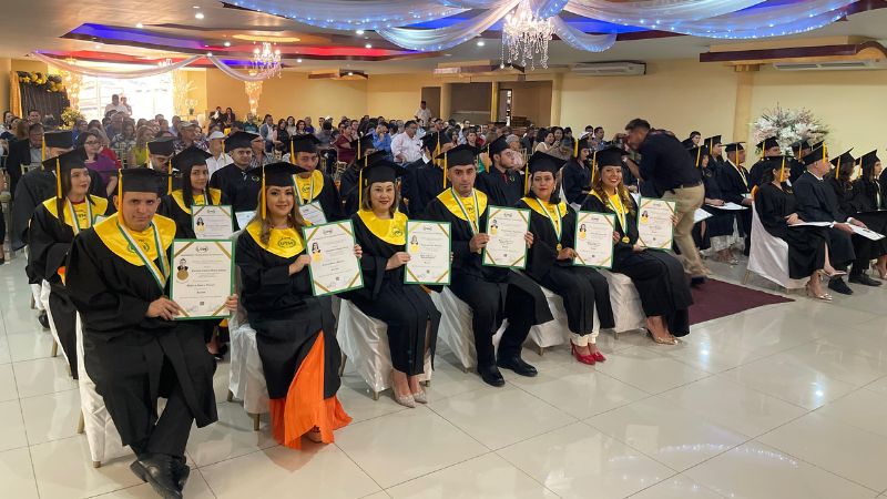 UTH celebra su XXI Ceremonia de Graduación en Santa Bárbara