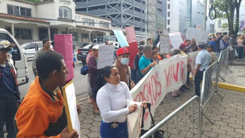 Pacientes renales protestan en las afueras de Casa Presidencial en TGU