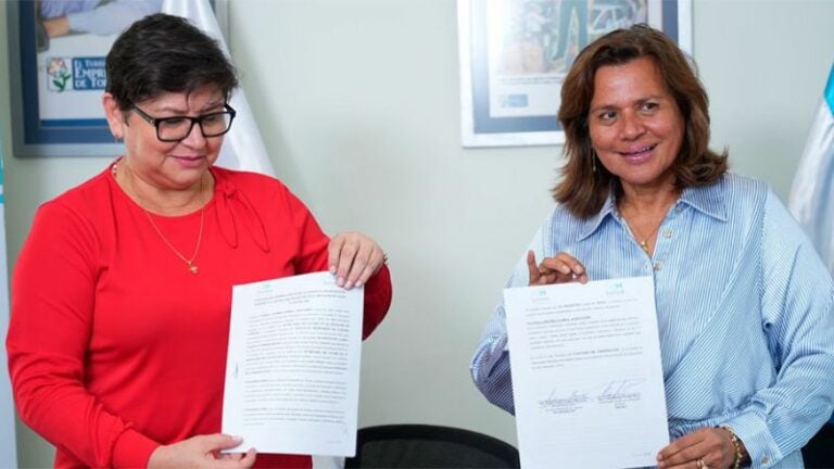 IHT y Sesal firman convenio para apoyar a hospital de Roatán