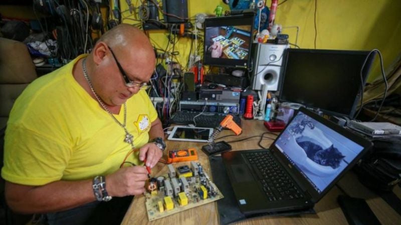 Ingeniero repara aparatos electrónicos a cambio de comida para animales rescatados