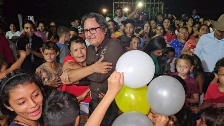 Con aplausos y abrazos reciben al padre Leopoldo en Santa Bárbara