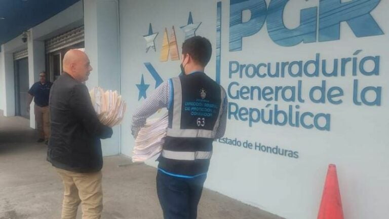 DGPC entrega expedientes de empresas multadas por abuso al consumidor