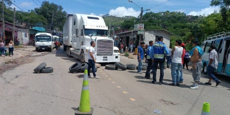 Bloquean carril en la carretera que conduce del oriente a TGU