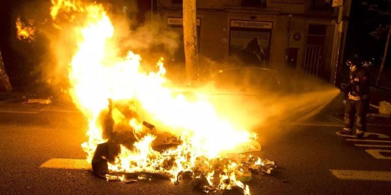 Detienen a hondureño en Barcelona por quemar cuatro vehículos