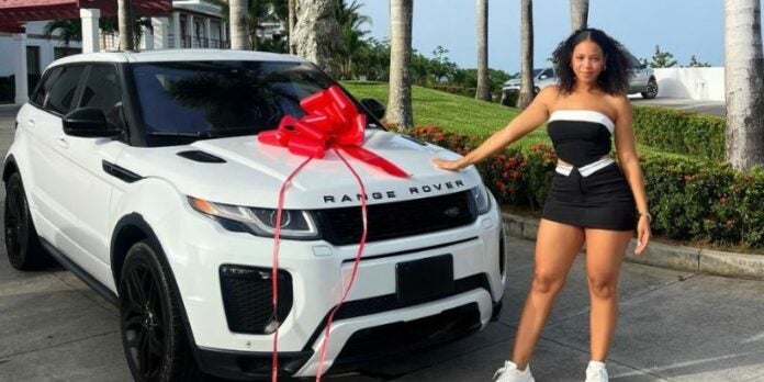 ¿Quién habrá sido? Sorprenden a la novia de Romell Quioto regalándole un automóvil de lujo