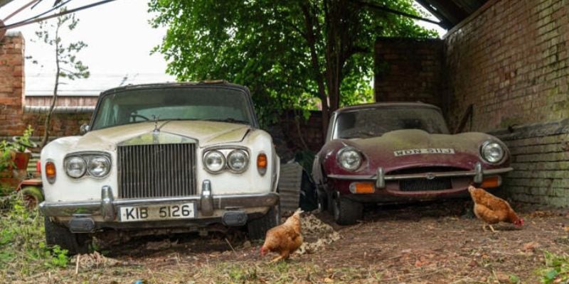 A subasta una colección de coches clásicos abandonados en graneros