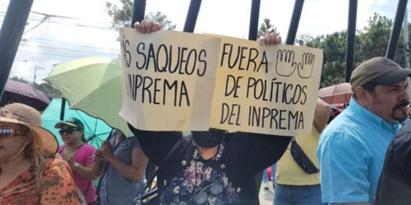 Denuncian represión de policías a manifestantes contra la reforma a la Ley de Inprema