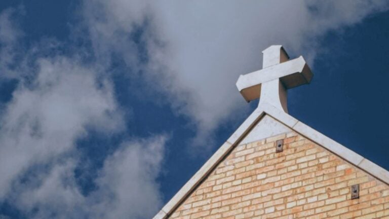 Acribillan hombre dentro iglesia San Ignacio