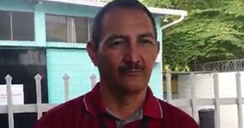 Hombre emprende peculiar campaña contra el dengue en Santa Bárbara