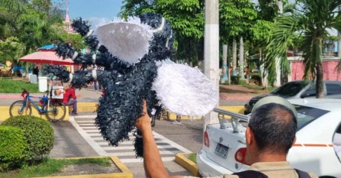 Hombre emprende peculiar campaña contra el dengue en Santa Bárbara