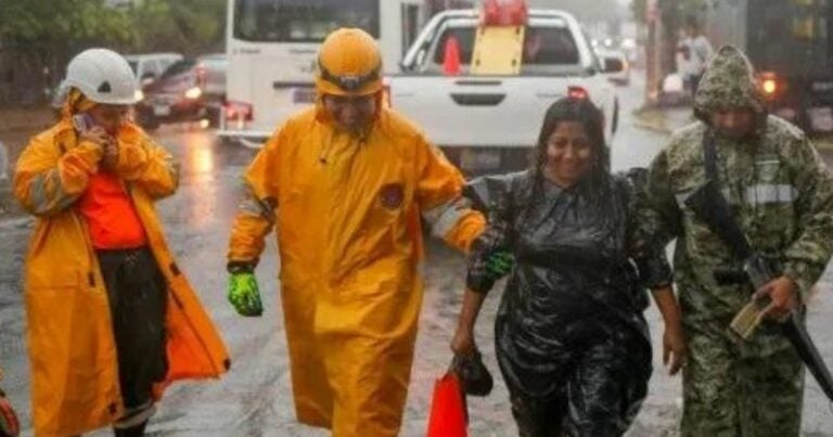 Tormentas torrenciales provocan inundaciones en San Salvador