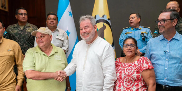 Municipalidad de SPS y vendedores ambulantes acuerdan despejar el parque central