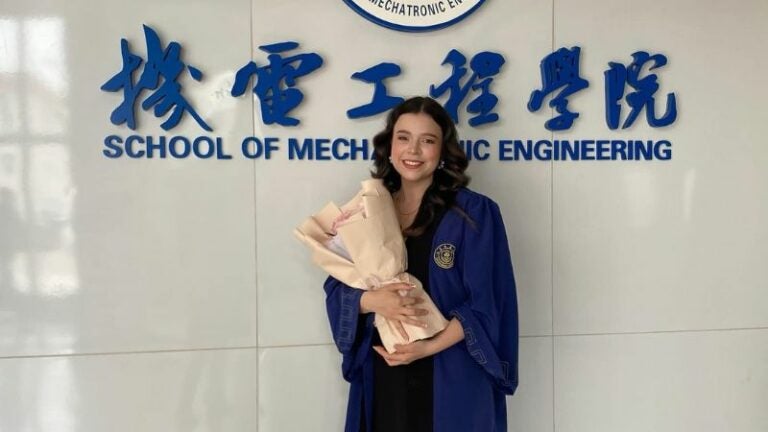 Hondureña se gradúa con honores en universidad de China