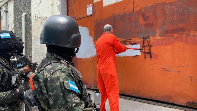 Sacan de prisión a reos para que borren grafitis en Comayagüela