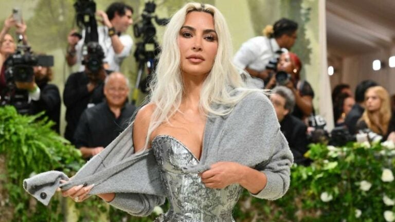 Kim Kardashian revela que su psoriasis casi arruina su presencia en la Met Gala