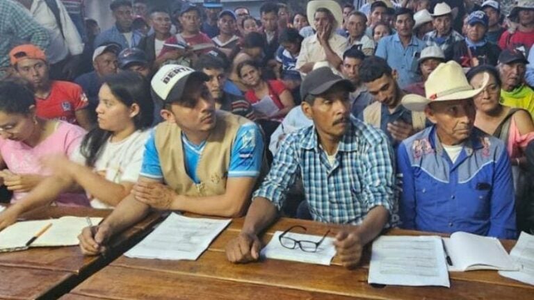 Campesinos se toman acceso al INA en Tegucigalpa