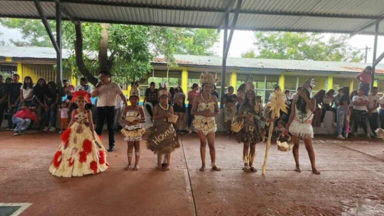 Estudiantes celebran el Día del Indio Lempira