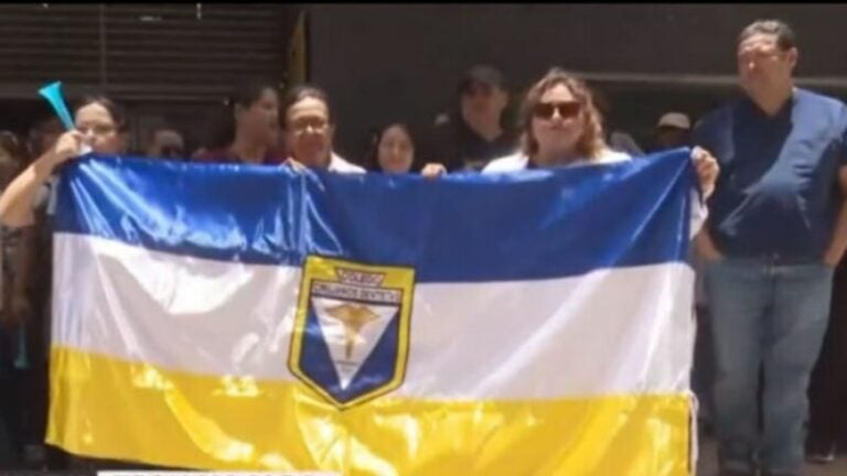 Odontólogos protestan frente a SEFIN