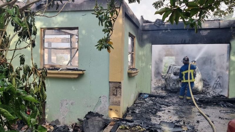 Incendio consume una vivienda en Islas de la Bahía