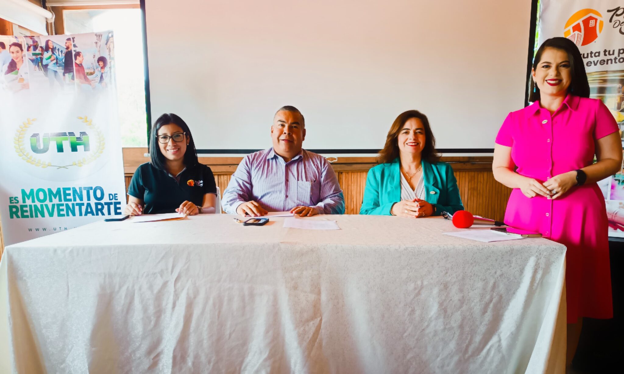 UTH y alcaldía de Santa Lucía premian participantes de concurso de videos