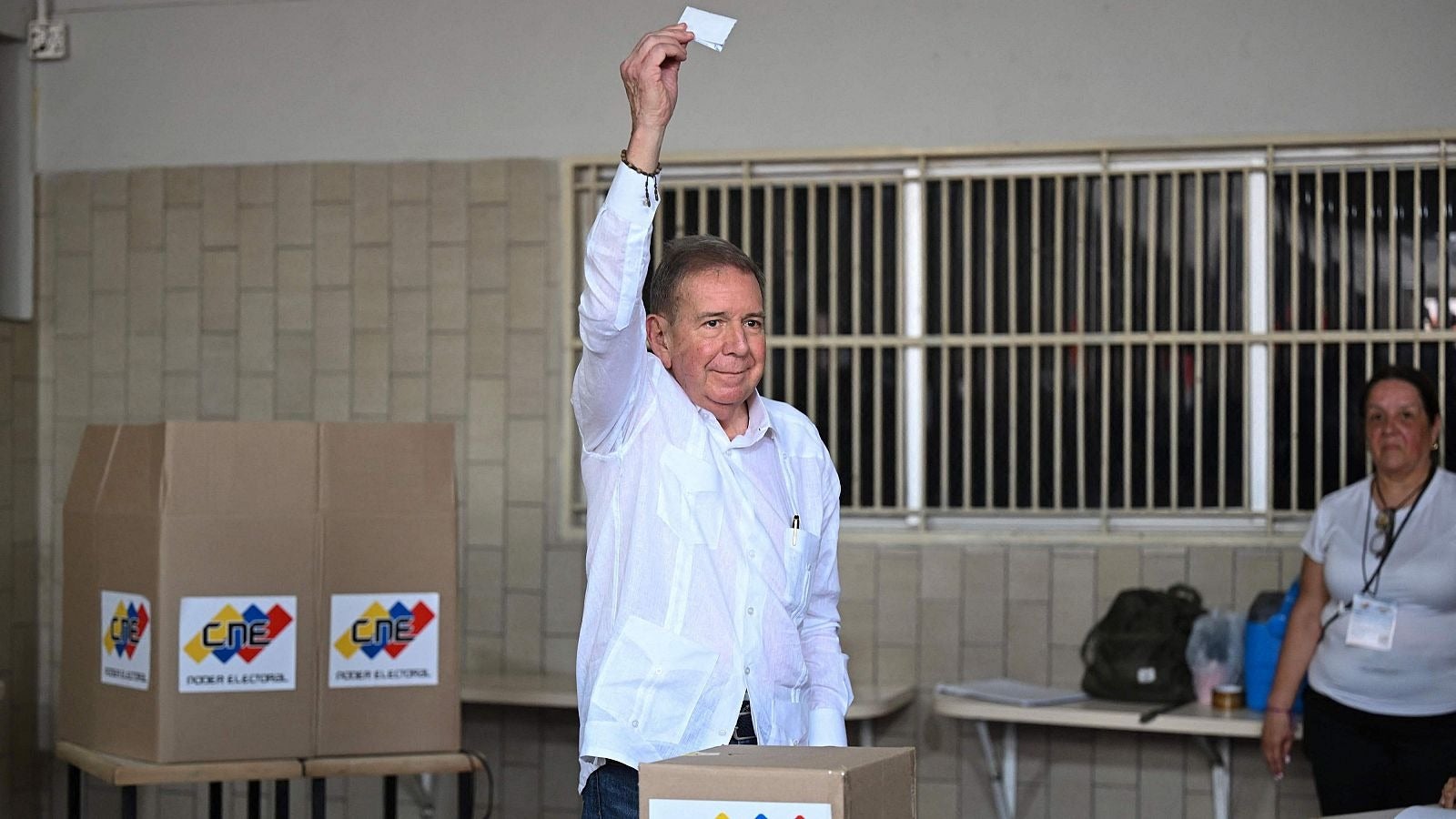 González Urrutia al ejercer el voto. 