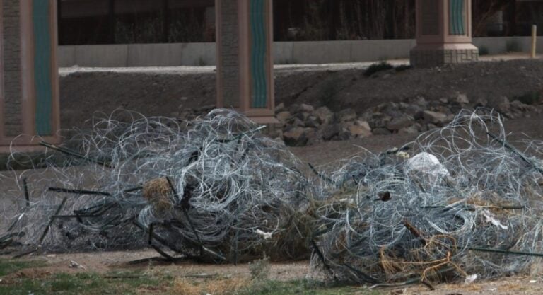 Autoridades de Texas retiran alambrada de navajas en la frontera