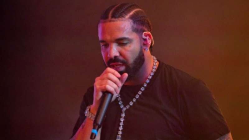 Drake es un destacado rapero canadiense que ha logrado un gran impacto en la industria musical.