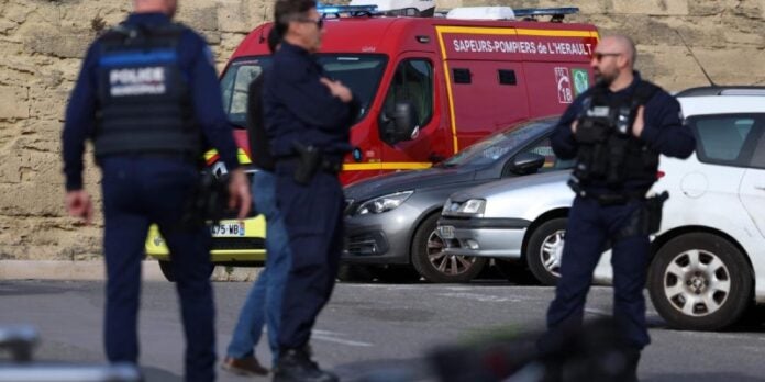 hombre lanza a sus hijos por la ventana