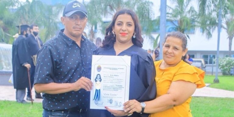 Hondureña logró graduarse gracias a la venta de pollos con tajadas de sus padres