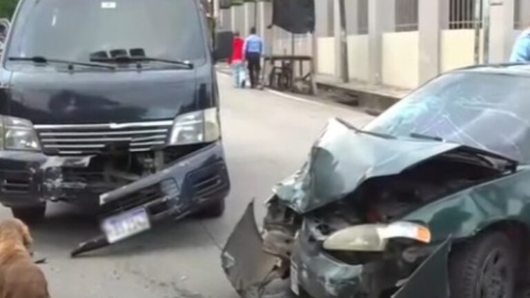 Carro choca contra busito por esquivar un taxi en Tegucigalpa