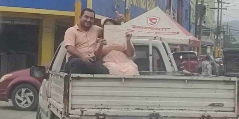 Recién casados celebran su boda en paila de carro en El Progreso