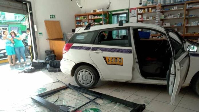 Taxista choca contra farmacia