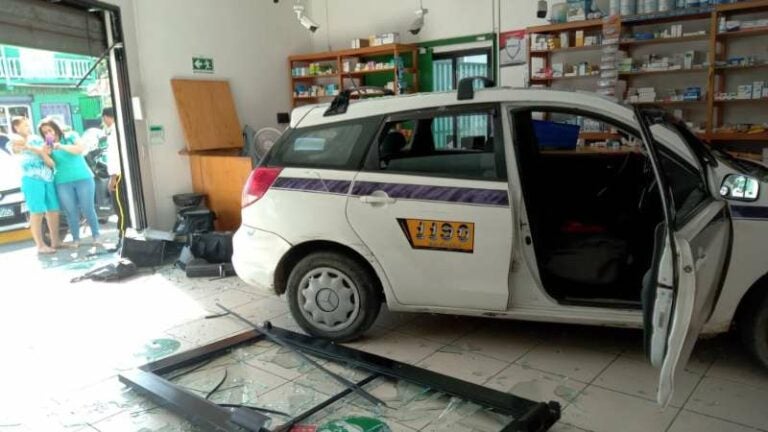 Taxista choca contra farmacia y genera caos en La Ceiba