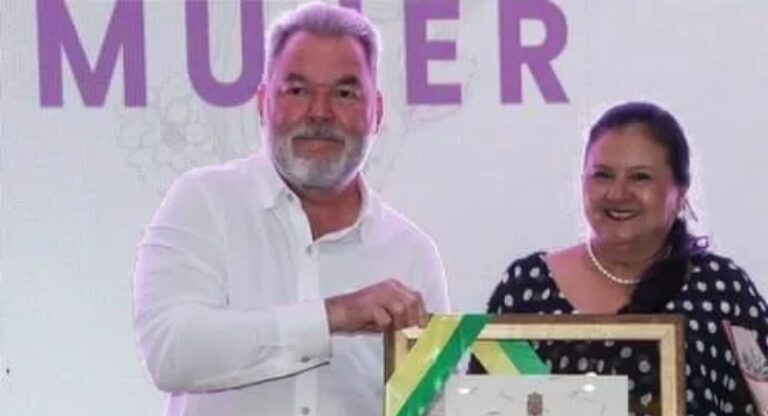 Contreras anuncia que regidora de Libre forma parte de su planilla liberal