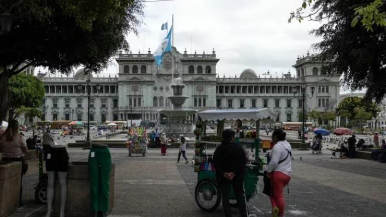 Dos hombres y a una mujer son asesinados al oeste de Ciudad de Guatemala