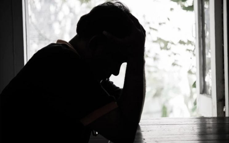 hombre se arroja de puente y sobrevive