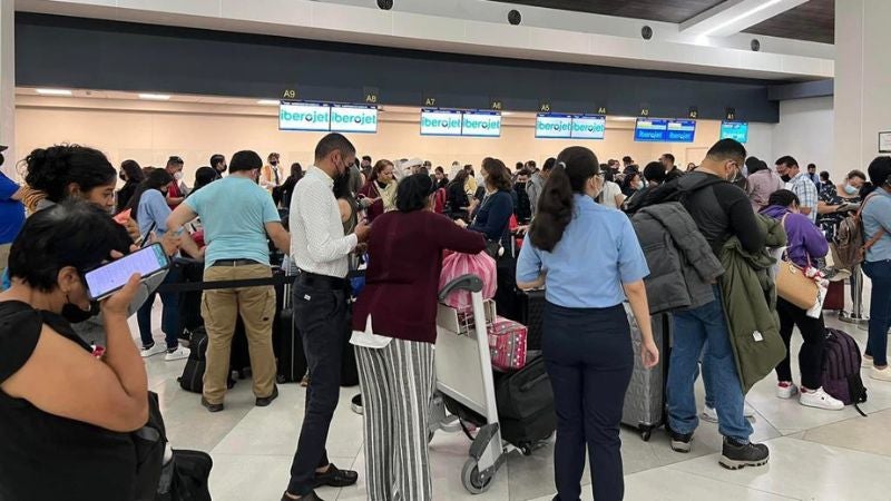 Reprogramación de vuelos por tomas desató aglomeración de pasajeros en Palmerola
