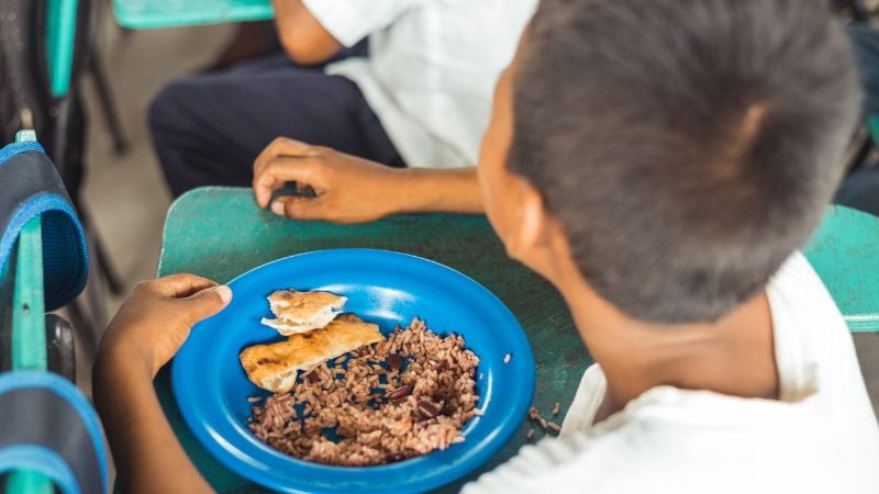 Estudiantes hondureños no recibieron merienda escolar durante 11 días en 2024