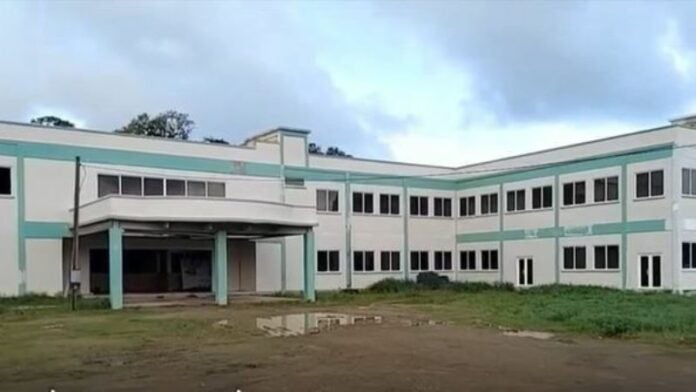 Hospital de Roatán continúa abandonado pese a que hoy reanudaban reconstrucción