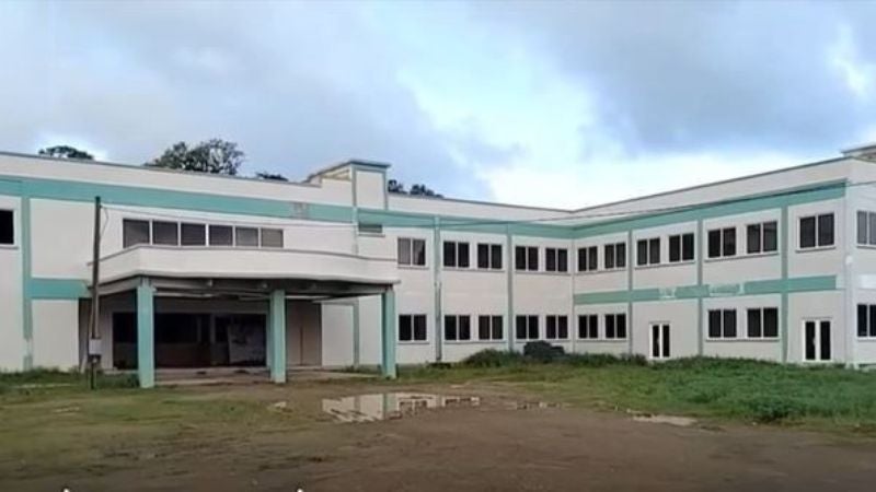 Hospital de Roatán continúa abandonado pese a que hoy reanudaban reconstrucción