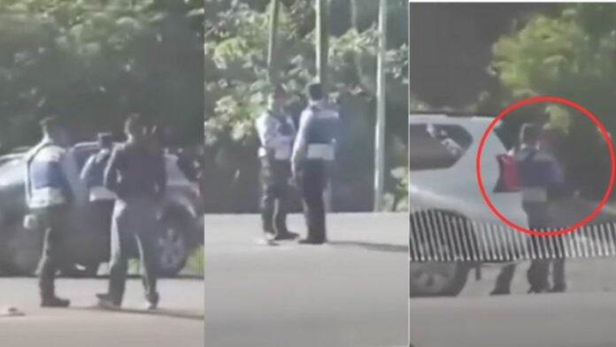 Captan a policías recibiendo 